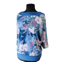 Niebieska bluzka kimono z marszczonym dekoltem - wzór w kwiaty